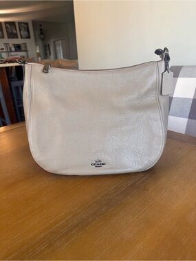 EXCELLENT Condition Classic Coach Pebbled Leather Shoulder Bag in Light Taupe